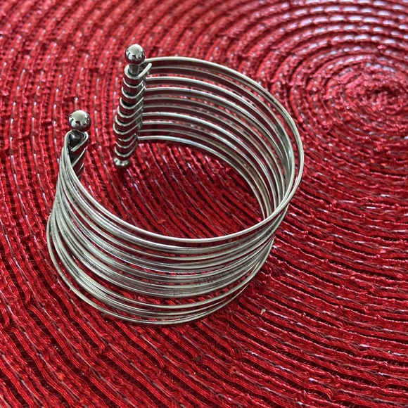 Beautiful costume bracelets - Picture 3 of 5